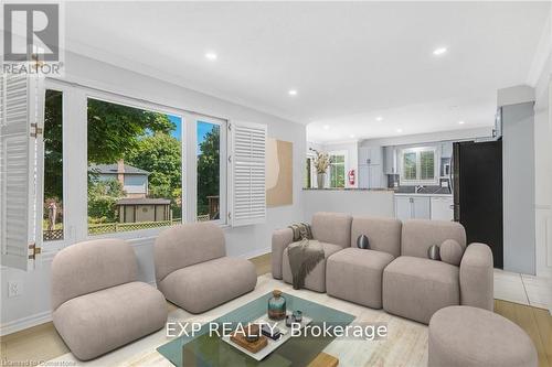 19 Driftwood Place, Hamilton, ON - Indoor Photo Showing Living Room