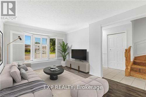 19 Driftwood Place, Hamilton, ON - Indoor Photo Showing Living Room