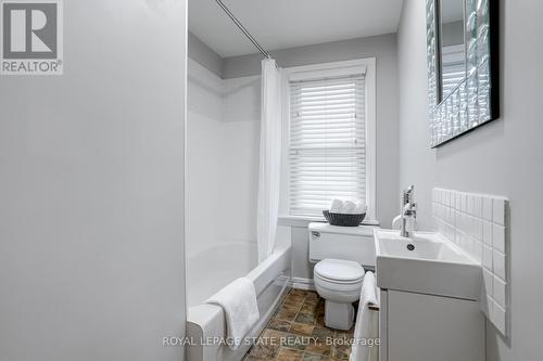 15 Empress Avenue, Hamilton, ON - Indoor Photo Showing Bathroom