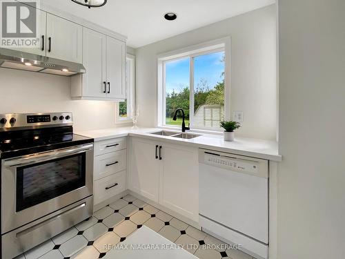 995 Concession Road, Fort Erie (333 - Lakeshore), ON - Indoor Photo Showing Kitchen With Double Sink