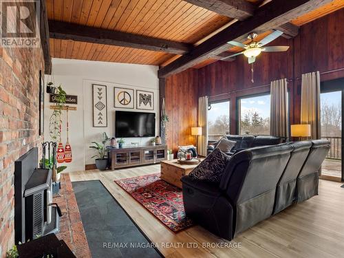 320 Albany Street, Fort Erie, ON - Indoor Photo Showing Living Room