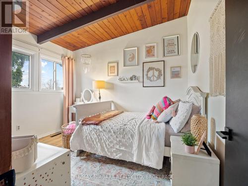 320 Albany Street, Fort Erie, ON - Indoor Photo Showing Bedroom