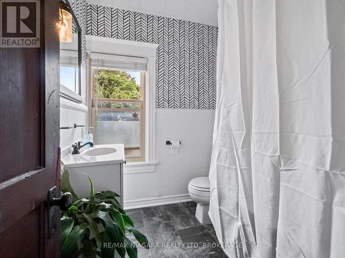 248 Dufferin Street, Fort Erie, ON - Indoor Photo Showing Bathroom