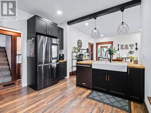 248 Dufferin Street, Fort Erie (332 - Central), ON - Indoor Photo Showing Kitchen With Upgraded Kitchen