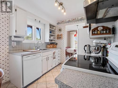 134 Champlain Drive N, Fort Erie (332 - Central), ON - Indoor Photo Showing Kitchen