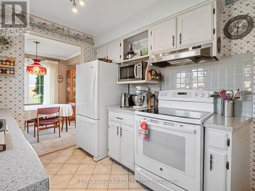 134 Champlain Drive N, Fort Erie (332 - Central), ON - Indoor Photo Showing Kitchen