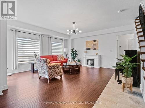 864 Burwell Street, Fort Erie, ON - Indoor Photo Showing Living Room