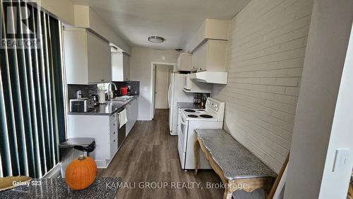 35 Starlight Crescent, Richmond Hill, ON - Indoor Photo Showing Kitchen