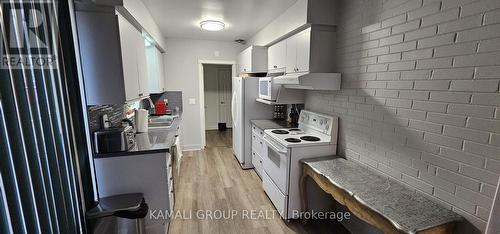 35 Starlight Crescent, Richmond Hill, ON - Indoor Photo Showing Kitchen