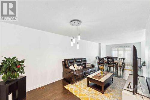 222 Kingswell Street, Ottawa, ON - Indoor Photo Showing Living Room