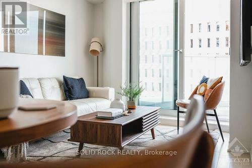 708 - 805 Carling Avenue, Ottawa, ON - Indoor Photo Showing Living Room