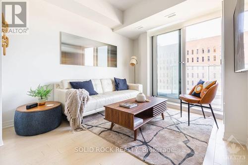 708 - 805 Carling Avenue, Ottawa, ON - Indoor Photo Showing Living Room