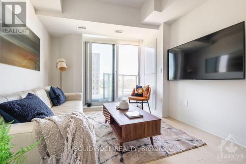 708 - 805 Carling Avenue, Ottawa, ON - Indoor Photo Showing Living Room