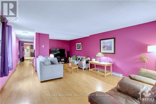 76 Stonehurst Avenue, Ottawa, ON - Indoor Photo Showing Living Room