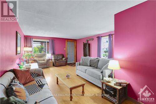 76 Stonehurst Avenue, Ottawa, ON - Indoor Photo Showing Living Room