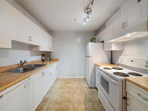 106-2568 Dingwall St, Duncan, BC - Indoor Photo Showing Kitchen With Double Sink