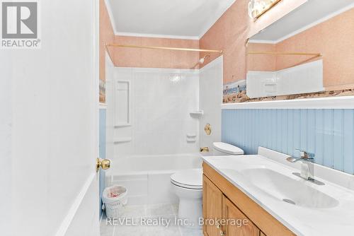 7962 Booth Street, Niagara Falls (213 - Ascot), ON - Indoor Photo Showing Bathroom