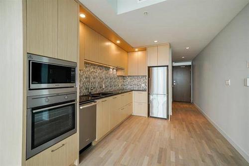 2609 13495 Central, Surrey, BC - Indoor Photo Showing Kitchen