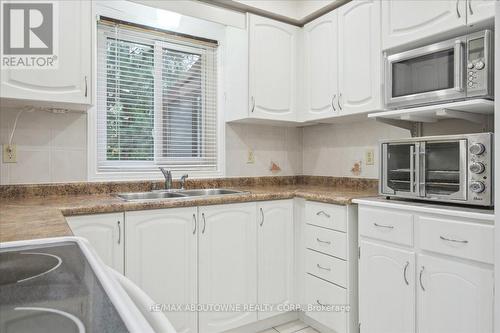 560 Marlatt Drive, Oakville, ON - Indoor Photo Showing Kitchen With Double Sink