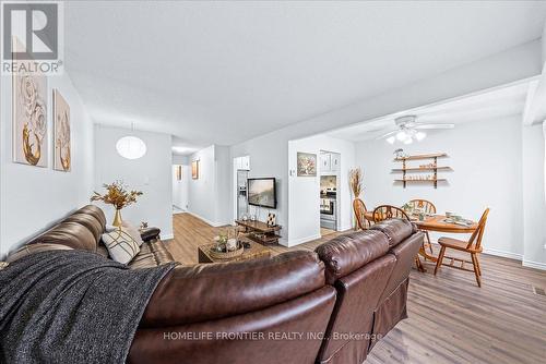 131 - 60 Hanson Road, Mississauga, ON - Indoor Photo Showing Living Room