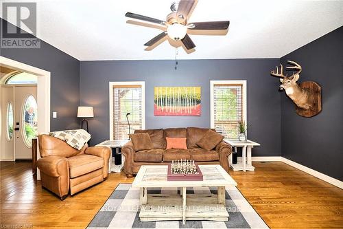 736 Chantler Road, Pelham (664 - Fenwick), ON - Indoor Photo Showing Living Room