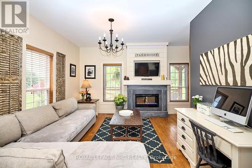 736 Chantler Road, Pelham (664 - Fenwick), ON - Indoor Photo Showing Living Room With Fireplace