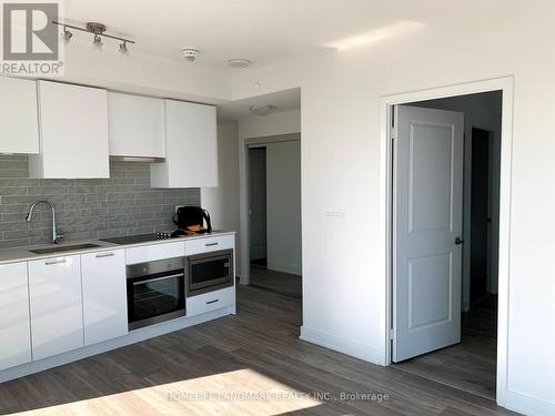 2509 - 99 Broadway Avenue, Toronto, ON - Indoor Photo Showing Kitchen With Upgraded Kitchen