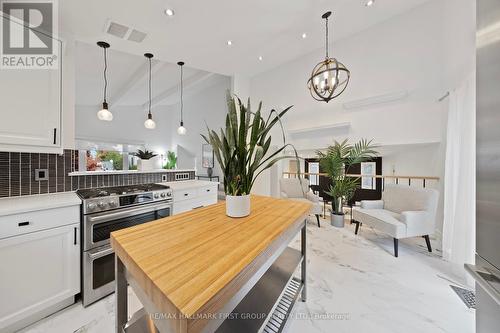 1760 Spruce Hill Road, Pickering, ON - Indoor Photo Showing Kitchen With Upgraded Kitchen