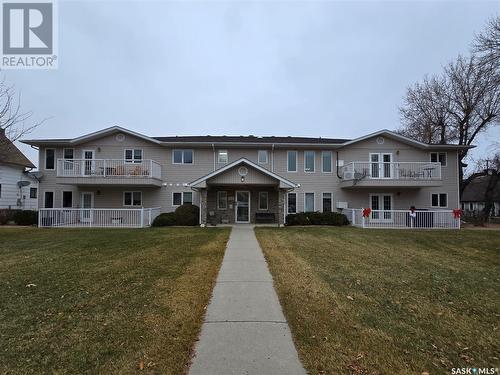 202 304 3Rd Avenue E, Watrous, SK - Outdoor With Balcony With Facade