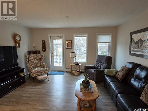 202 304 3Rd Avenue E, Watrous, SK - Indoor Photo Showing Living Room