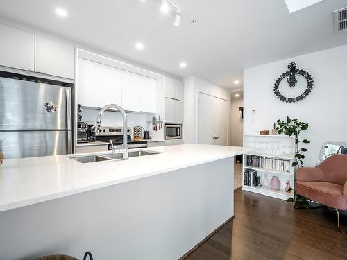 Cuisine - 802-5265 Rue Mackenzie, Montréal (Côte-Des-Neiges/Notre-Dame-De-Grâce), QC - Indoor Photo Showing Kitchen With Double Sink With Upgraded Kitchen