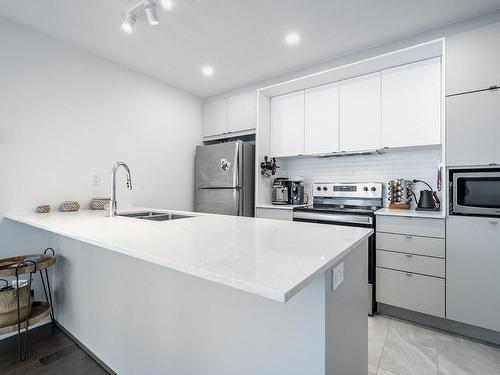 Cuisine - 802-5265 Rue Mackenzie, Montréal (Côte-Des-Neiges/Notre-Dame-De-Grâce), QC - Indoor Photo Showing Kitchen With Double Sink