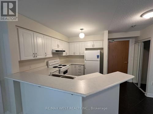 213 - 245 Pine Grove Road, Vaughan, ON - Indoor Photo Showing Kitchen With Double Sink