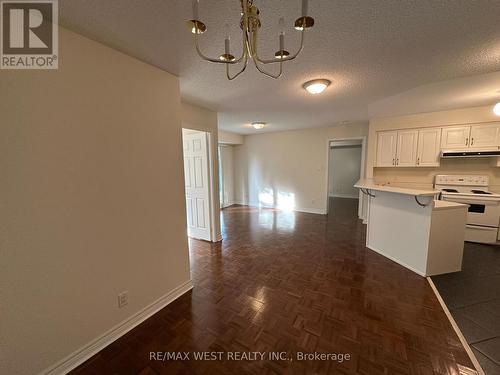 213 - 245 Pine Grove Road, Vaughan, ON - Indoor Photo Showing Kitchen