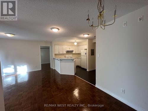 213 - 245 Pine Grove Road, Vaughan, ON - Indoor Photo Showing Kitchen