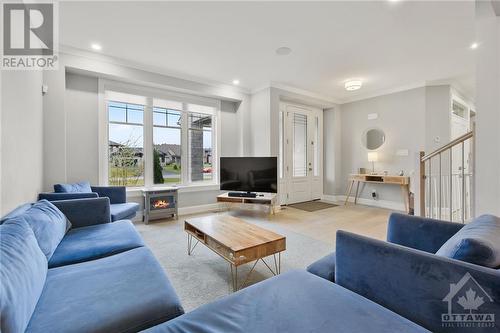 724 Mcmanus Avenue, Ottawa, ON - Indoor Photo Showing Living Room