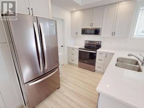 10-6730 Cranberry Street, Powell River, BC - Indoor Photo Showing Kitchen With Double Sink