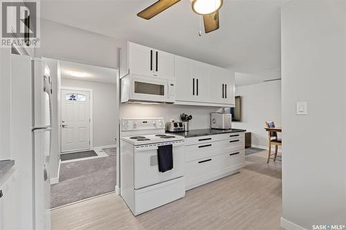 214 X Avenue N, Saskatoon, SK - Indoor Photo Showing Kitchen