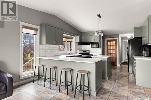 14 Park Bay, Emerald Park, SK - Indoor Photo Showing Kitchen With Upgraded Kitchen