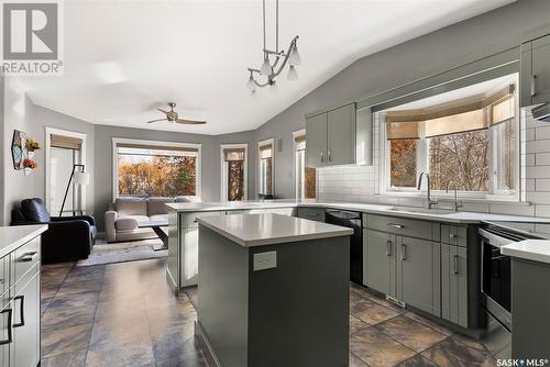 14 Park Bay, Emerald Park, SK - Indoor Photo Showing Kitchen