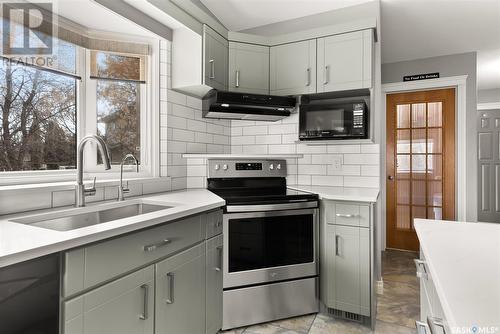 14 Park Bay, Emerald Park, SK - Indoor Photo Showing Kitchen With Double Sink With Upgraded Kitchen