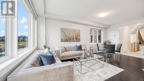 320 Bismark Drive, Cambridge, ON - Indoor Photo Showing Living Room