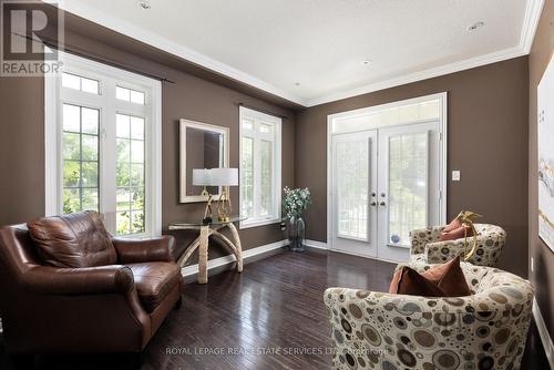 2223 Whistling Springs Crescent, Oakville, ON - Indoor Photo Showing Living Room