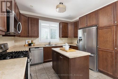 2223 Whistling Springs Crescent, Oakville, ON - Indoor Photo Showing Kitchen With Stainless Steel Kitchen With Double Sink