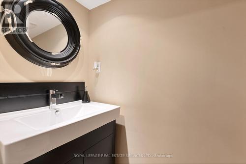 2223 Whistling Springs Crescent, Oakville, ON - Indoor Photo Showing Bathroom