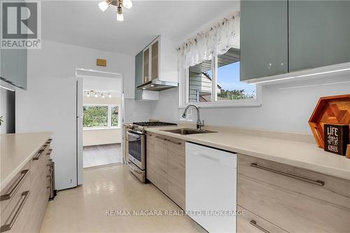 24 Coronation Drive S, Port Colborne (Main Street), ON - Indoor Photo Showing Kitchen