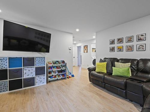 Family room - 279 51E Rue O., Venise-En-Québec, QC - Indoor Photo Showing Living Room