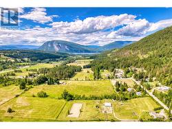 Country Living in City Limits - only 5 min drive to the City or to Canoe Beach on Shuswap Lake - 