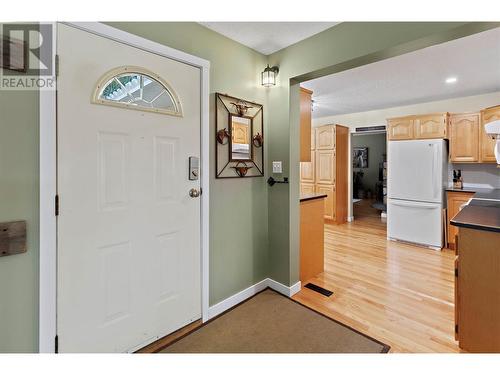 1631 60 Street Ne, Salmon Arm, BC - Indoor Photo Showing Kitchen