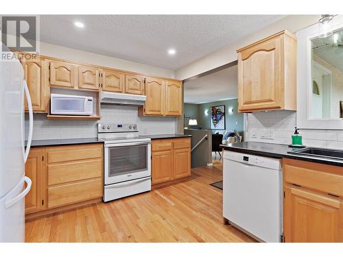 Lovely bright kitchen with appliances all in good condition - 1631 60 Street Ne, Salmon Arm, BC - Indoor Photo Showing Kitchen